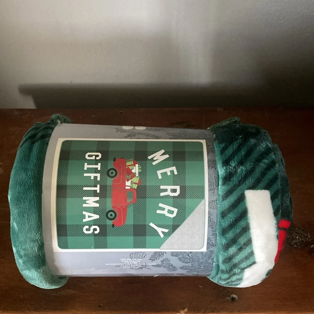 NWT-Super Soft Plush-MERRY GIFTMAS- Holiday Farmtruck Sherpa Throw Blanket 50x60